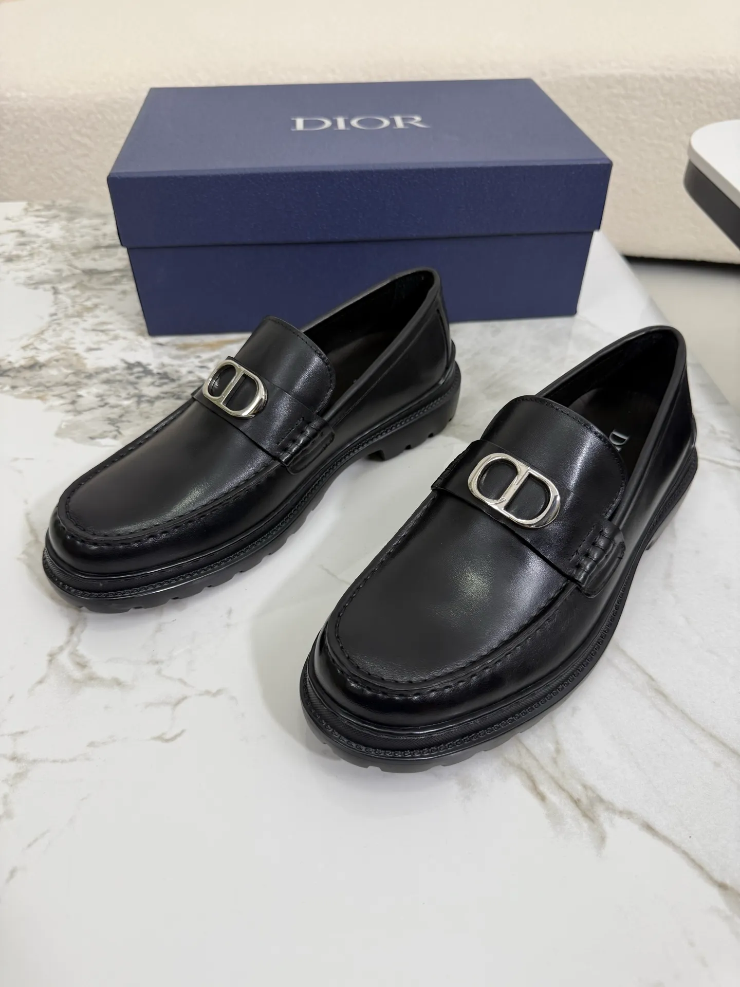 [ DIOR ] Top P: 820💰 ▪️Size: 39-44 (customized for 38.45) Top male leather shoes DIOR Dior combines high-quality materials and exquisite details. The imported cowhide leather upper is embellished with Gancio buckles, showing a luxurious style. Imported cattle. TP sole is light and flexible in texture